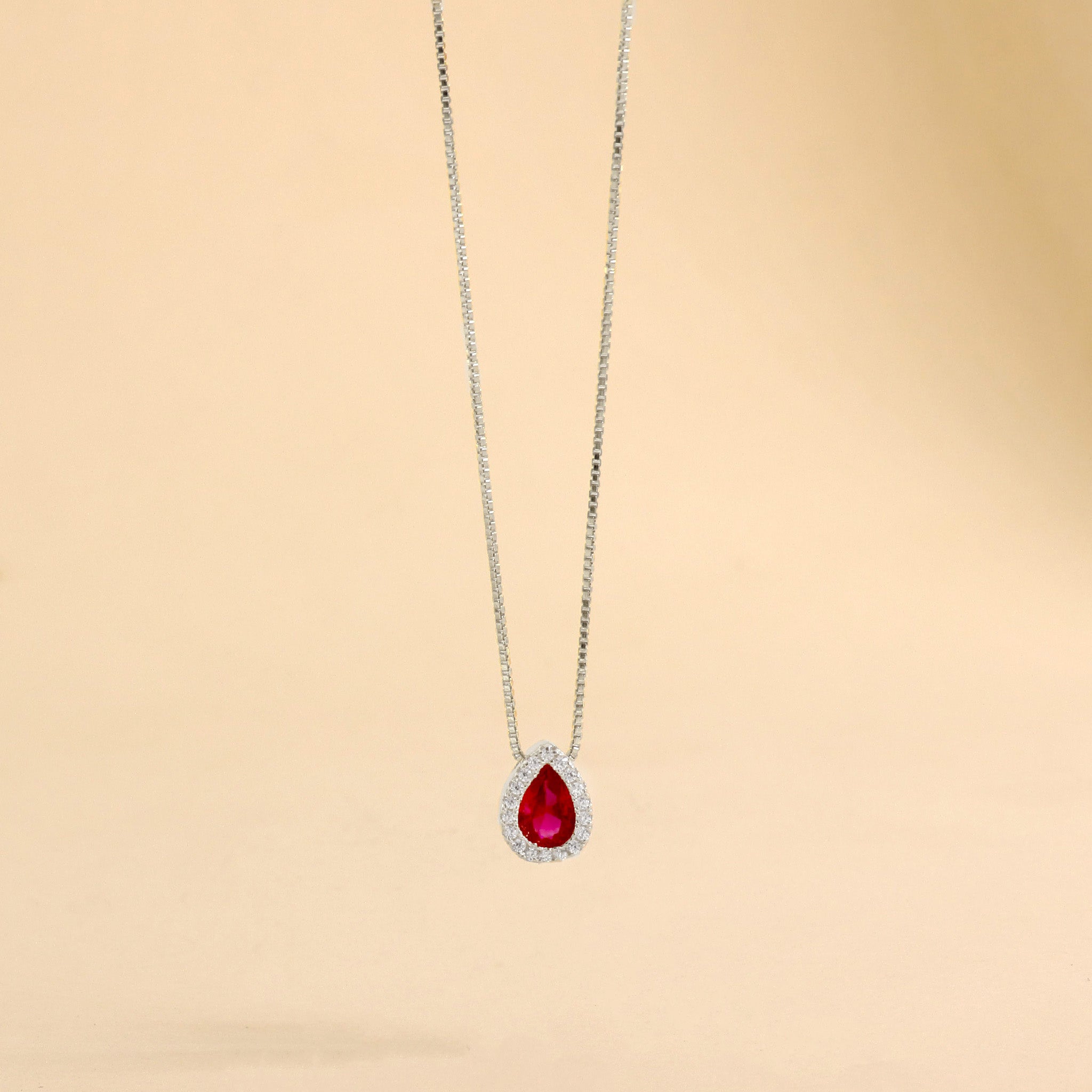 Collar con gota de circonita