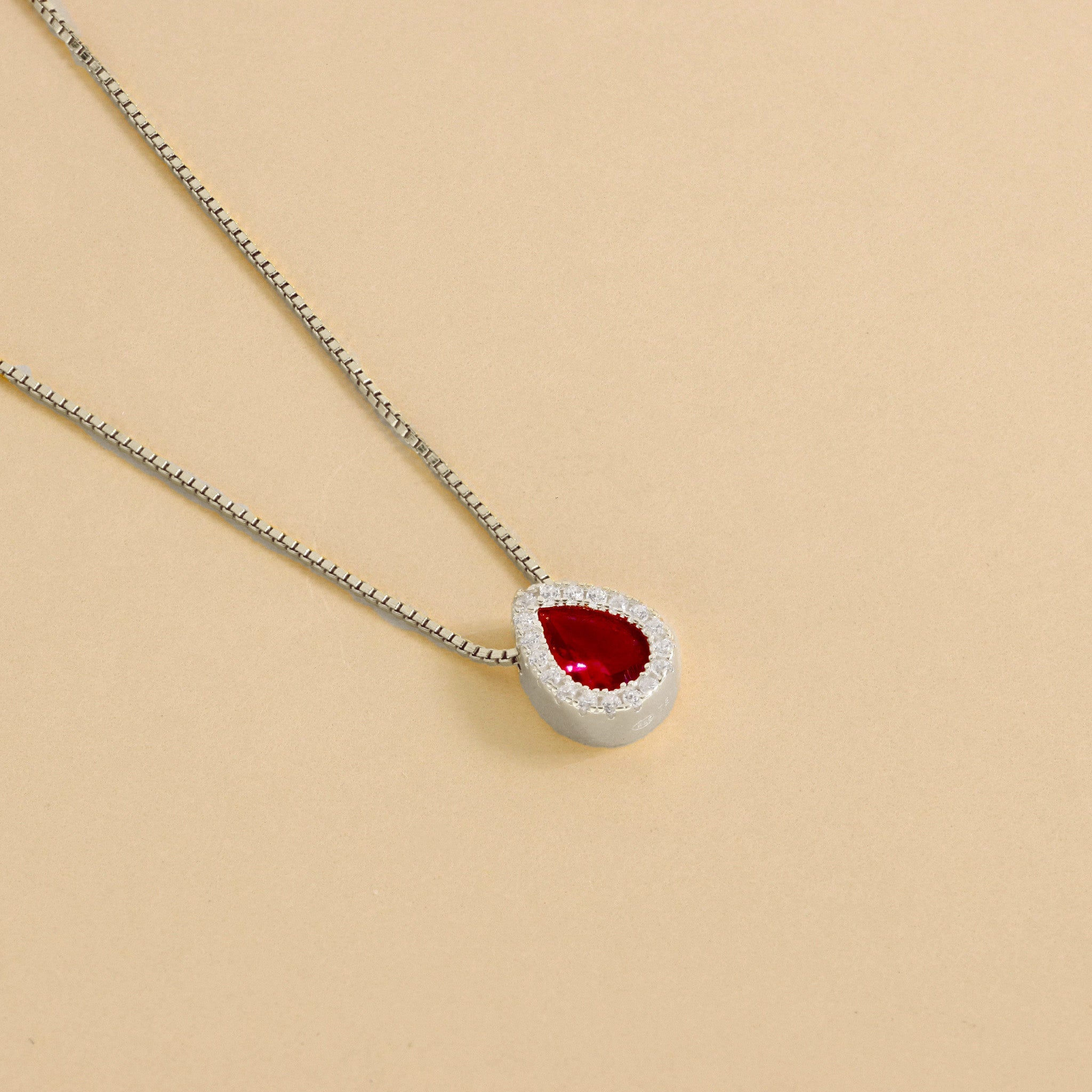 Collar con gota de circonita