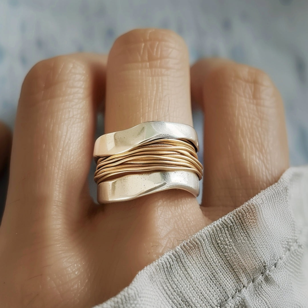 Anillo de alambre plateado