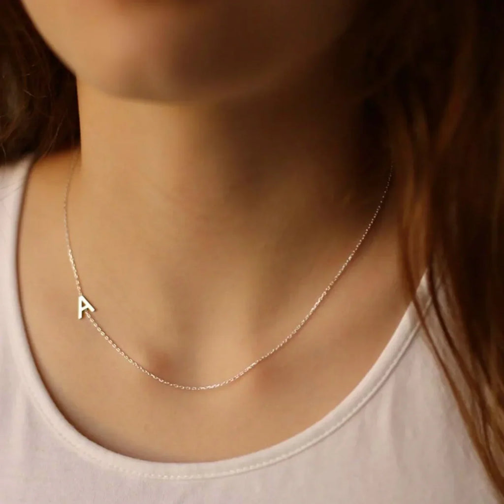 Collar personalizado con iniciales laterales