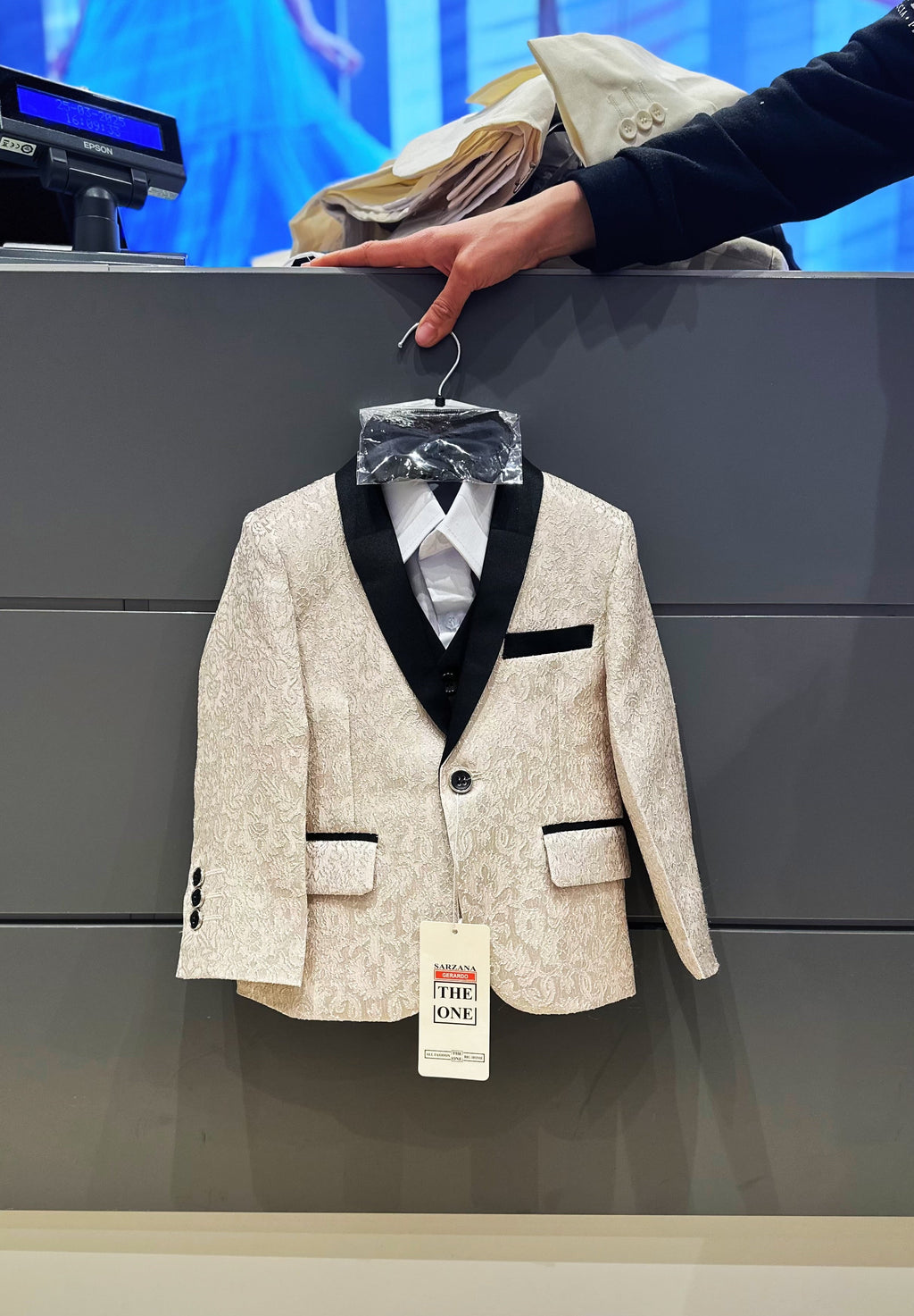 Elegante traje de ceremonia para niños