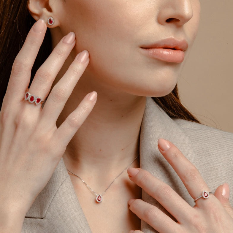 Collar con gota de circonita