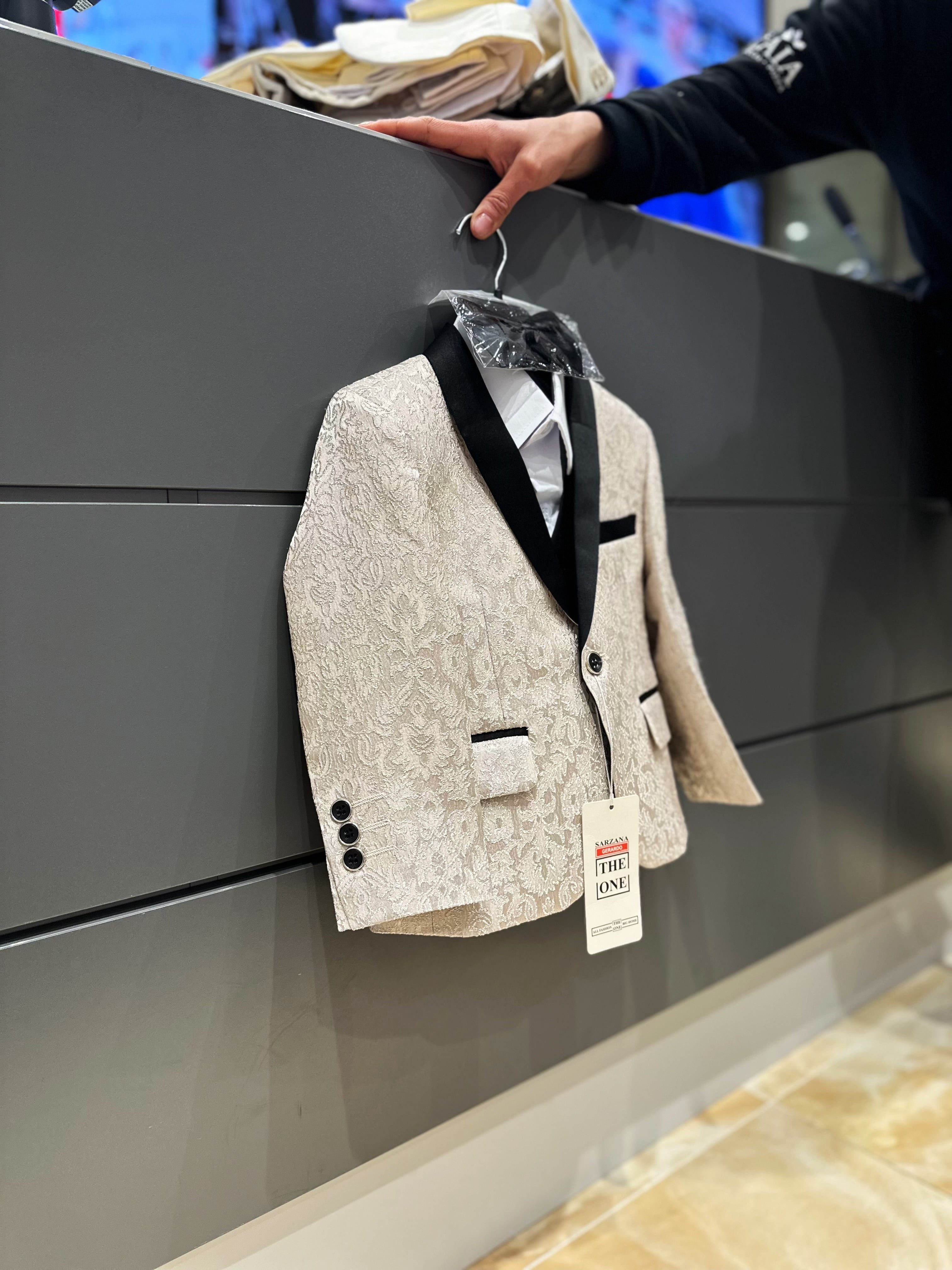 Elegante traje de ceremonia para niños