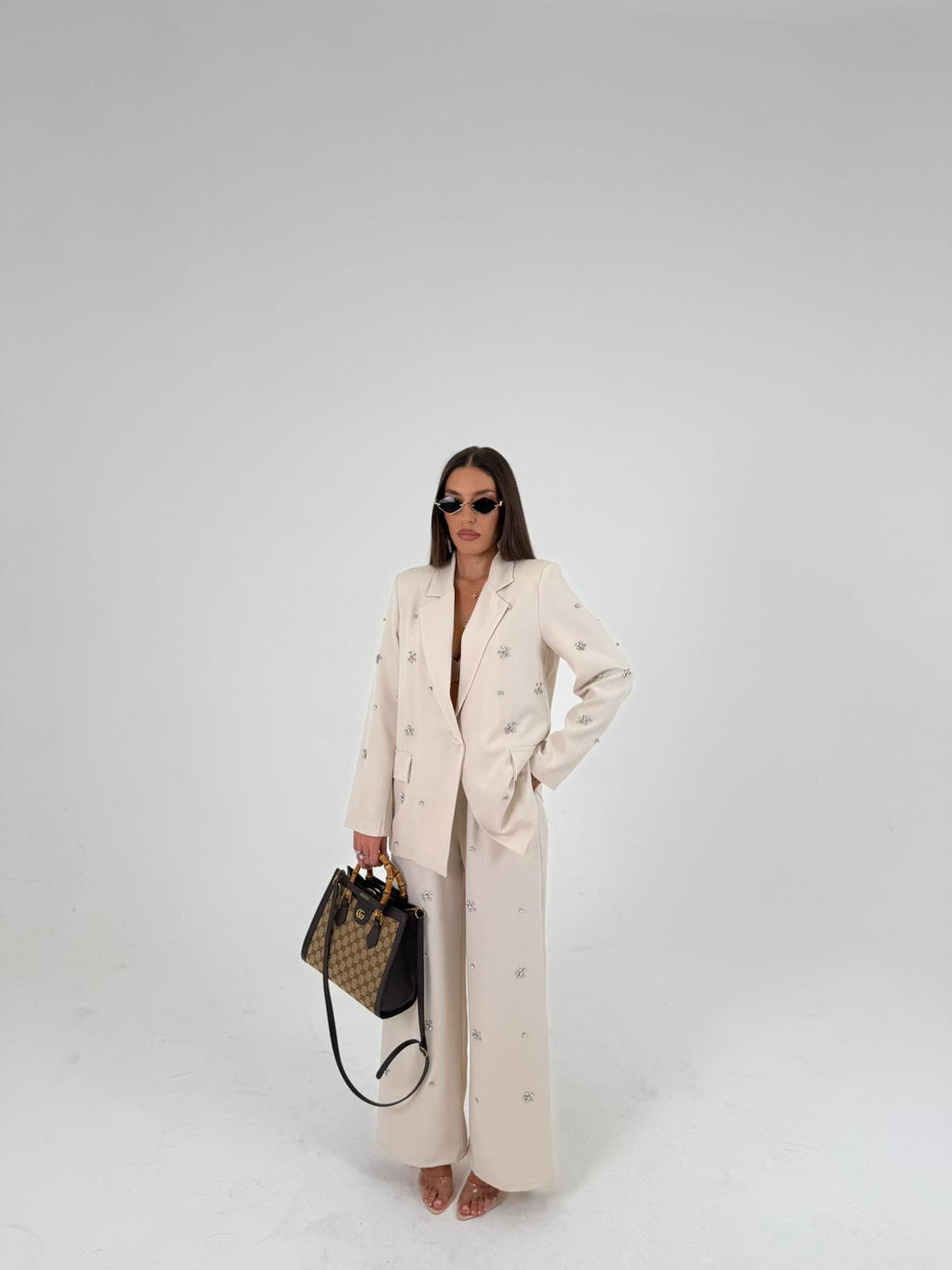 Traje Catalina - Conjunto de chaqueta y pantalón con detalles en piedra