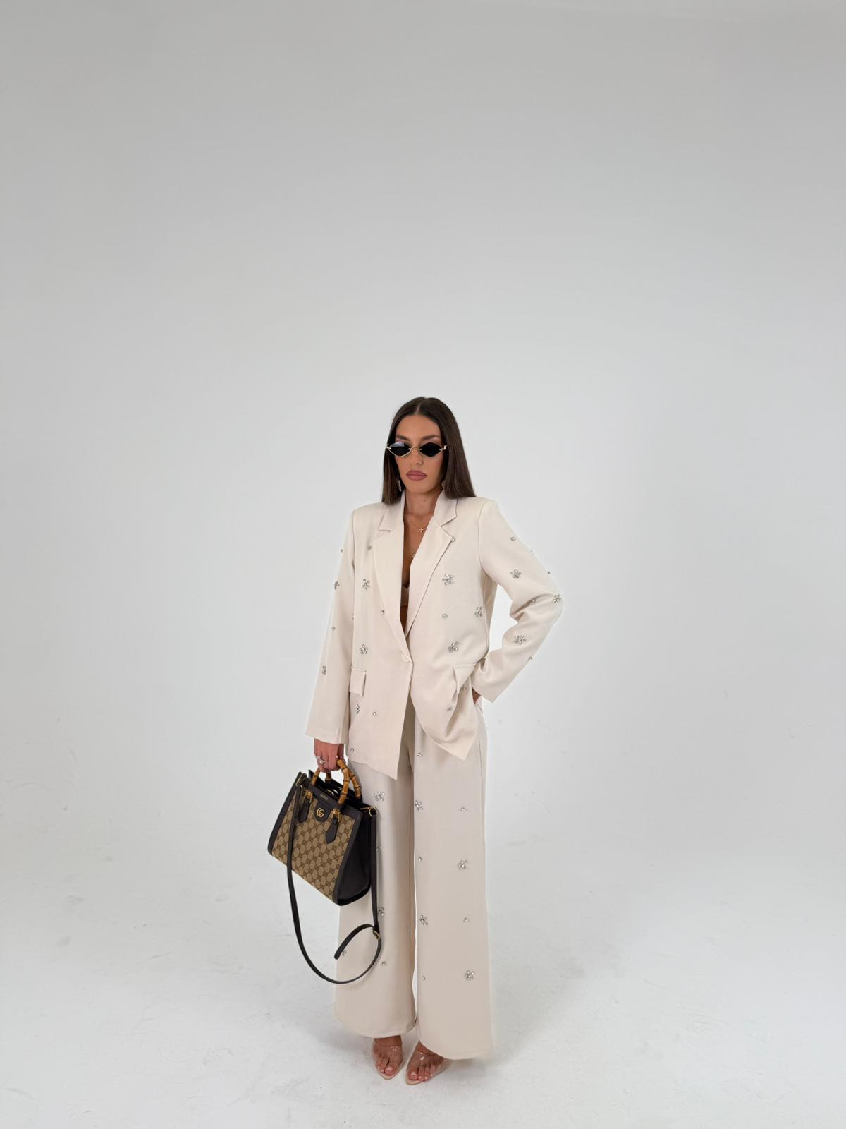 Traje Catalina - Conjunto de chaqueta y pantalón con detalles en piedra