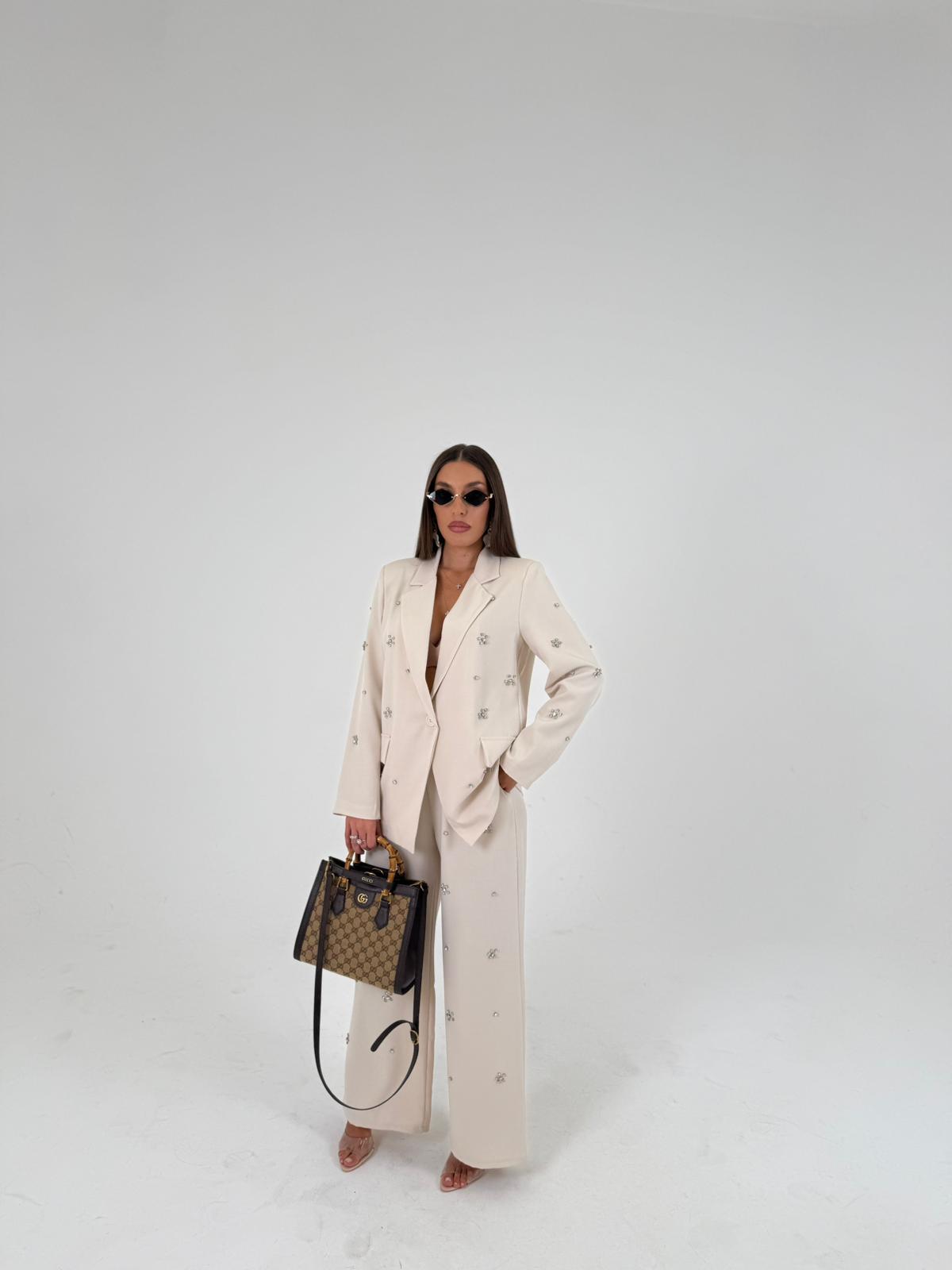 Traje Catalina - Conjunto de chaqueta y pantalón con detalles en piedra