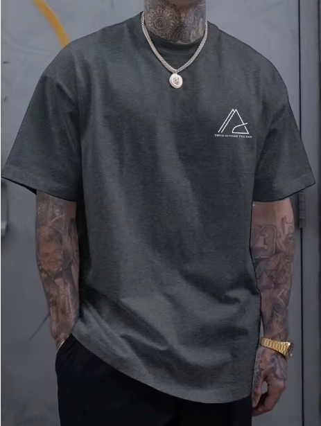 Camiseta urbana para hombre de corte holgado – algodón 100% premium, ajuste oversize casual y estampado tipográfico geométrico
