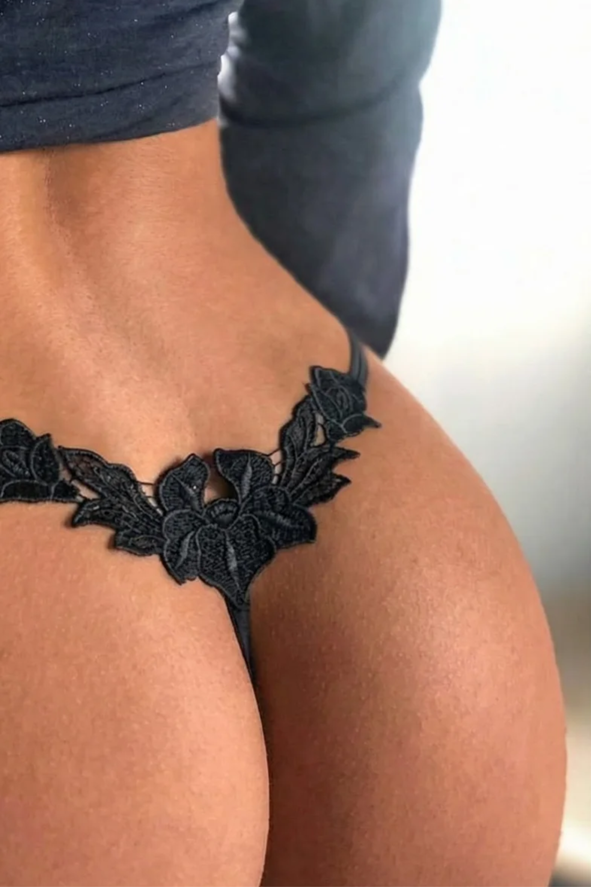 Tanga de encaje en forma de rosa única