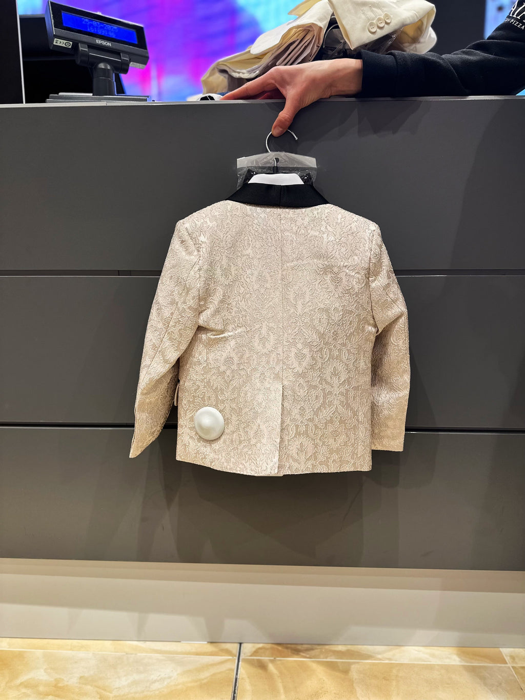Elegante traje de ceremonia para niños