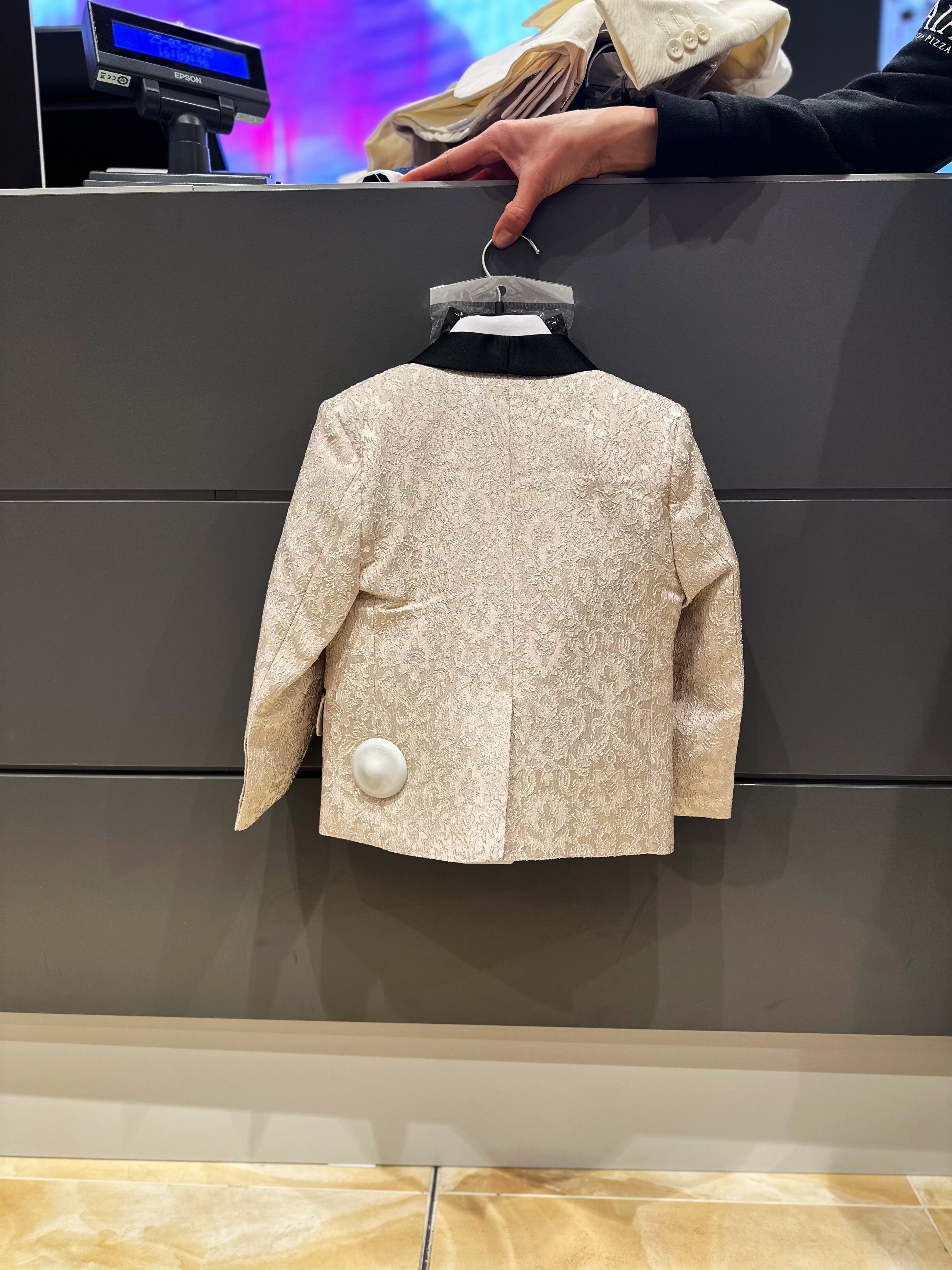 Elegante traje de ceremonia para niños