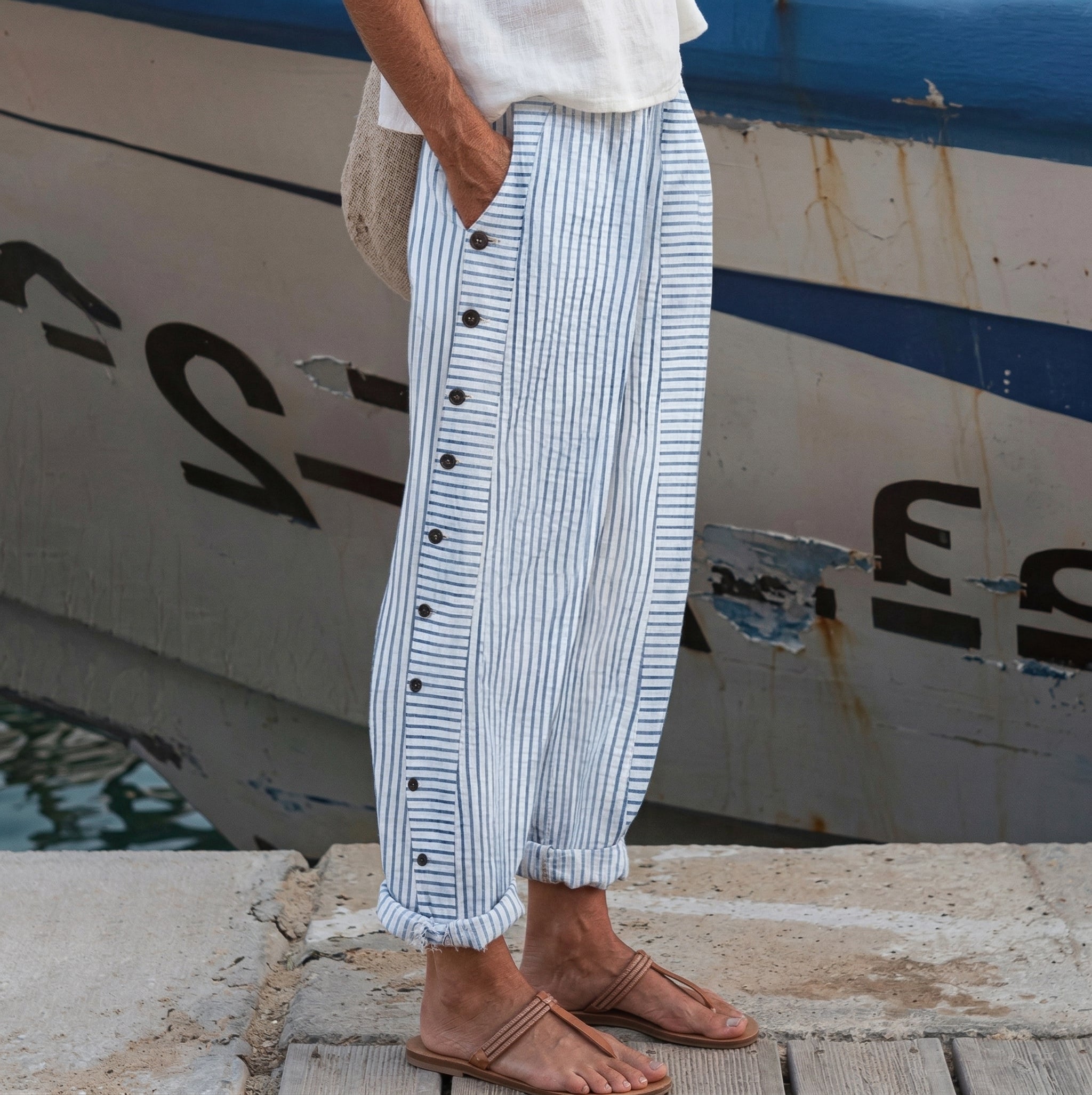 Pantalones a rayas azules con bolsillos laterales
