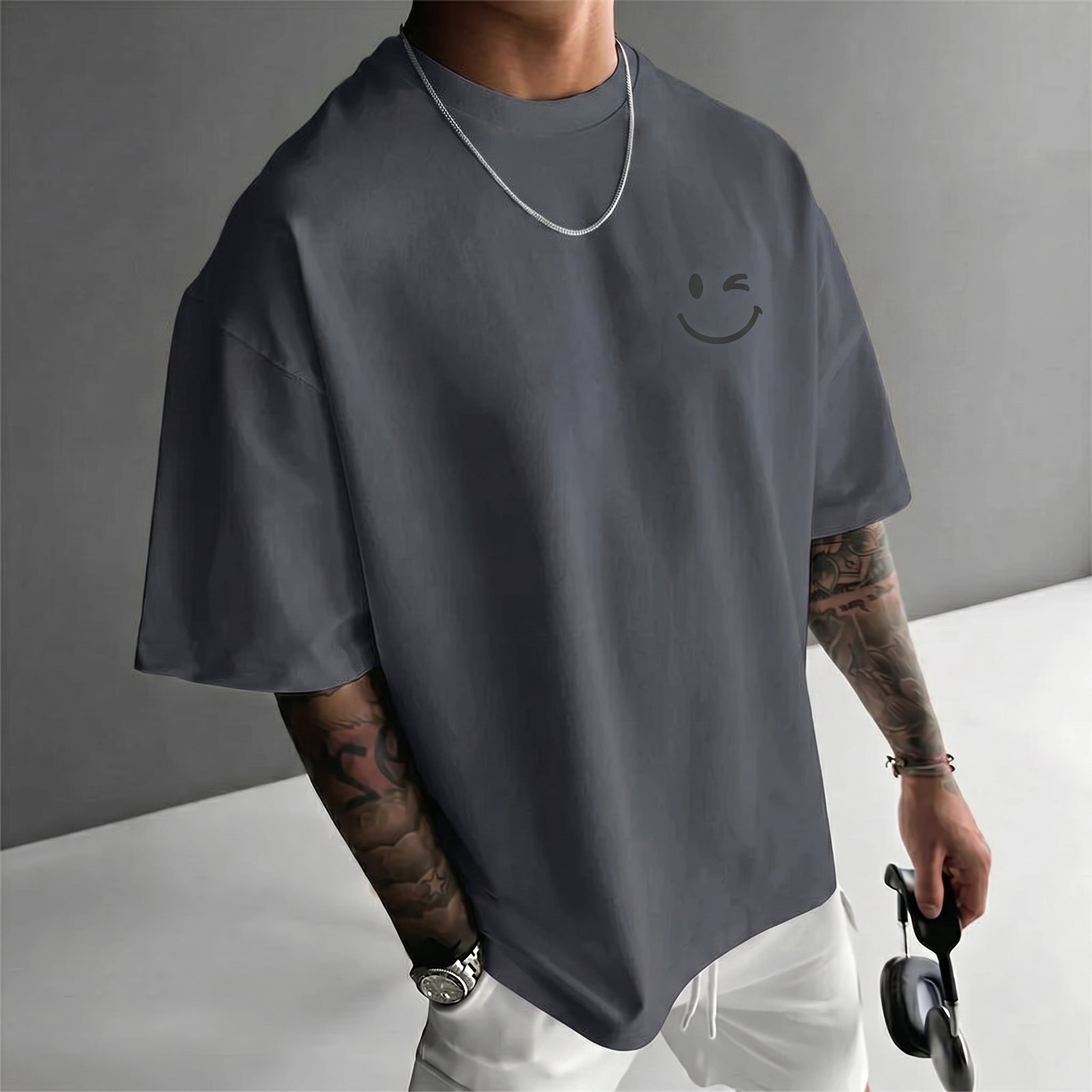 Camiseta urbana para hombre de corte holgado – algodón 100% premium, ajuste oversize casual y estampado tipográfico.