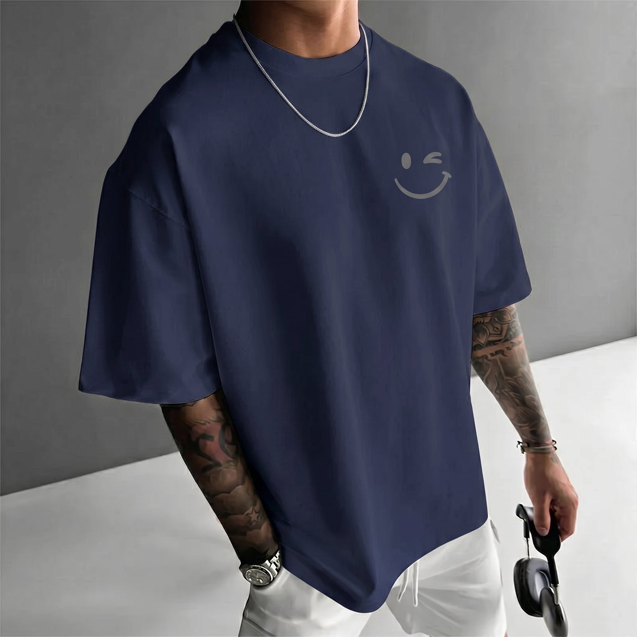 Camiseta urbana para hombre de corte holgado – algodón 100% premium, ajuste oversize casual y estampado tipográfico.