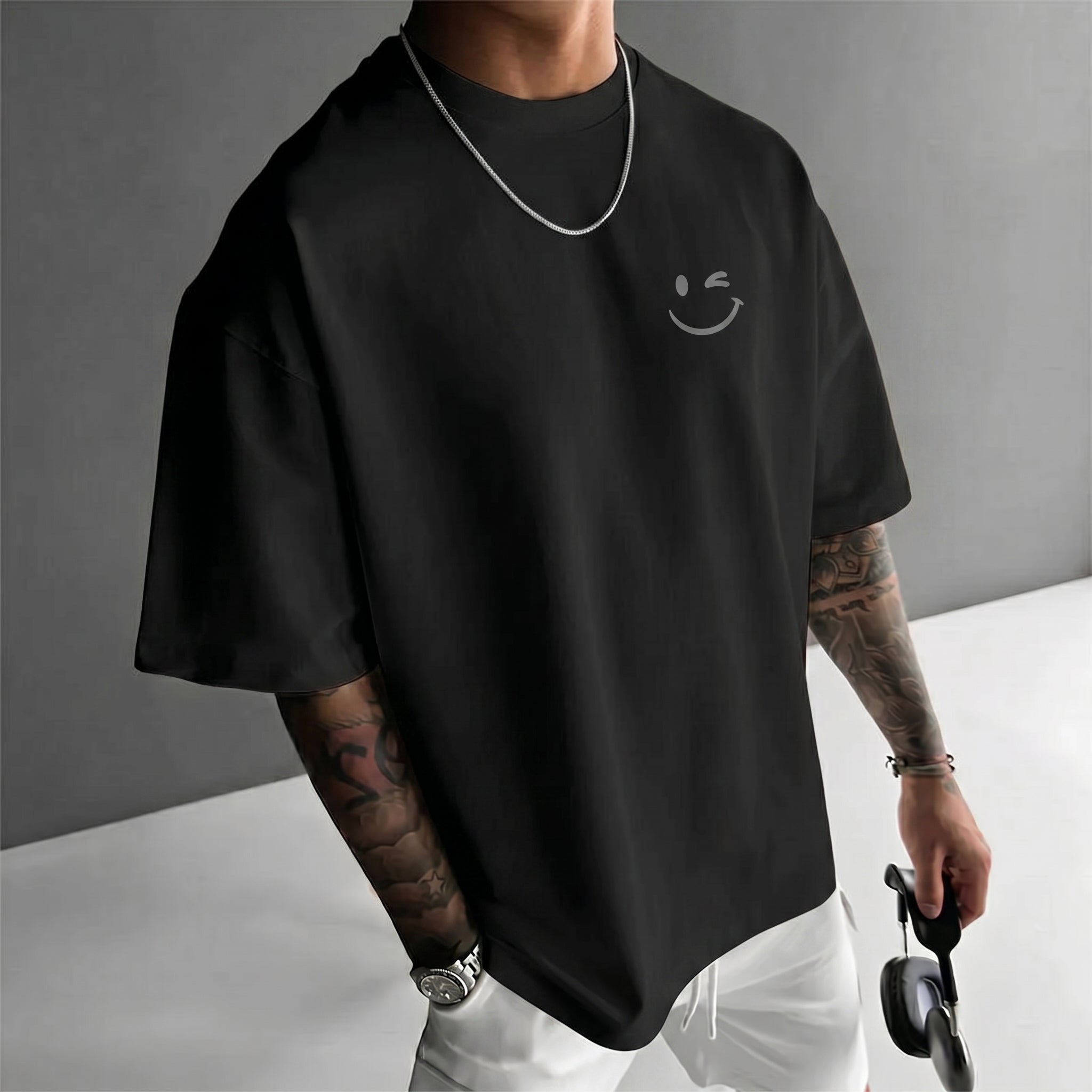 Camiseta urbana para hombre de corte holgado – algodón 100% premium, ajuste oversize casual y estampado tipográfico.