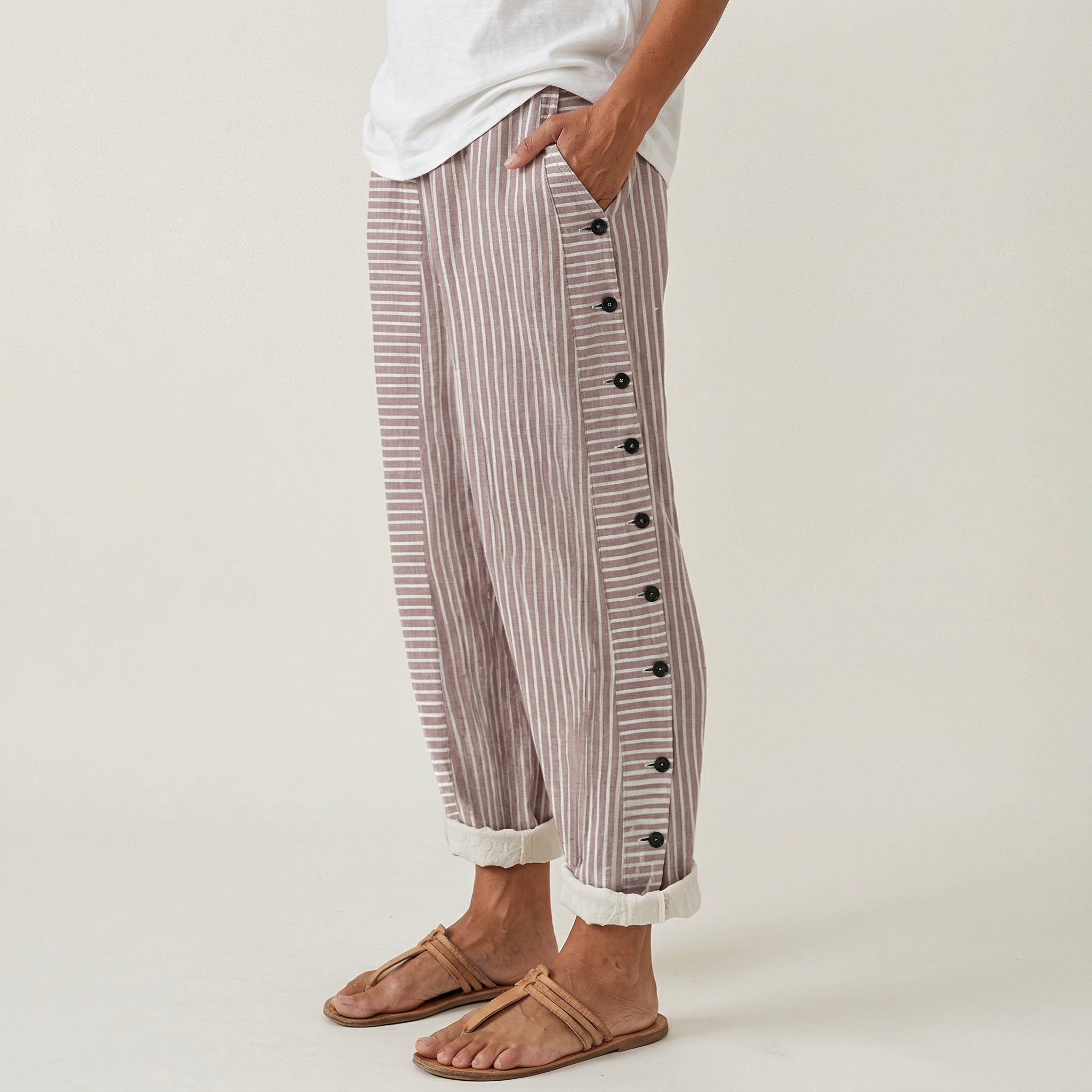 Pantalones a rayas azules con bolsillos laterales
