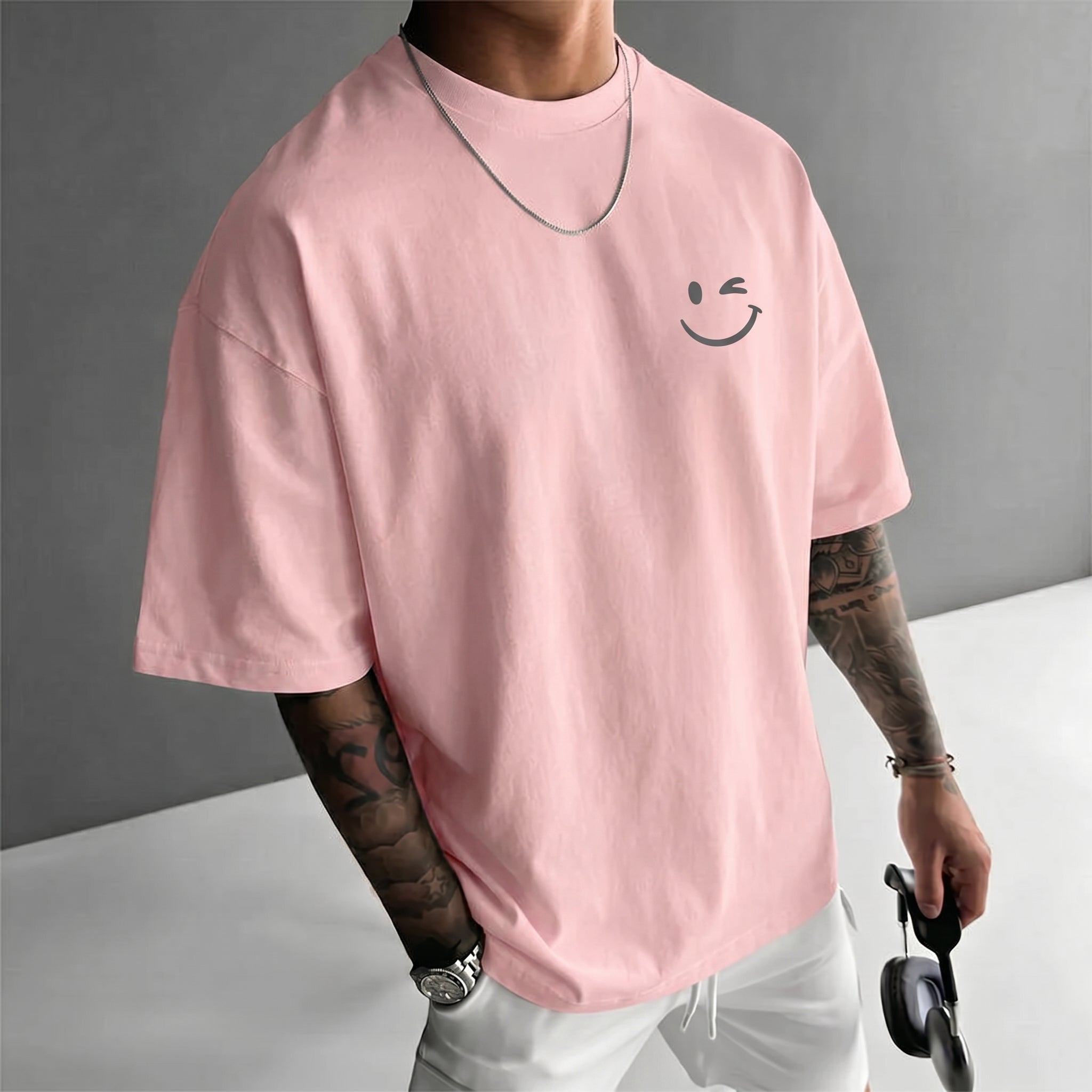 Camiseta urbana para hombre de corte holgado – algodón 100% premium, ajuste oversize casual y estampado tipográfico.