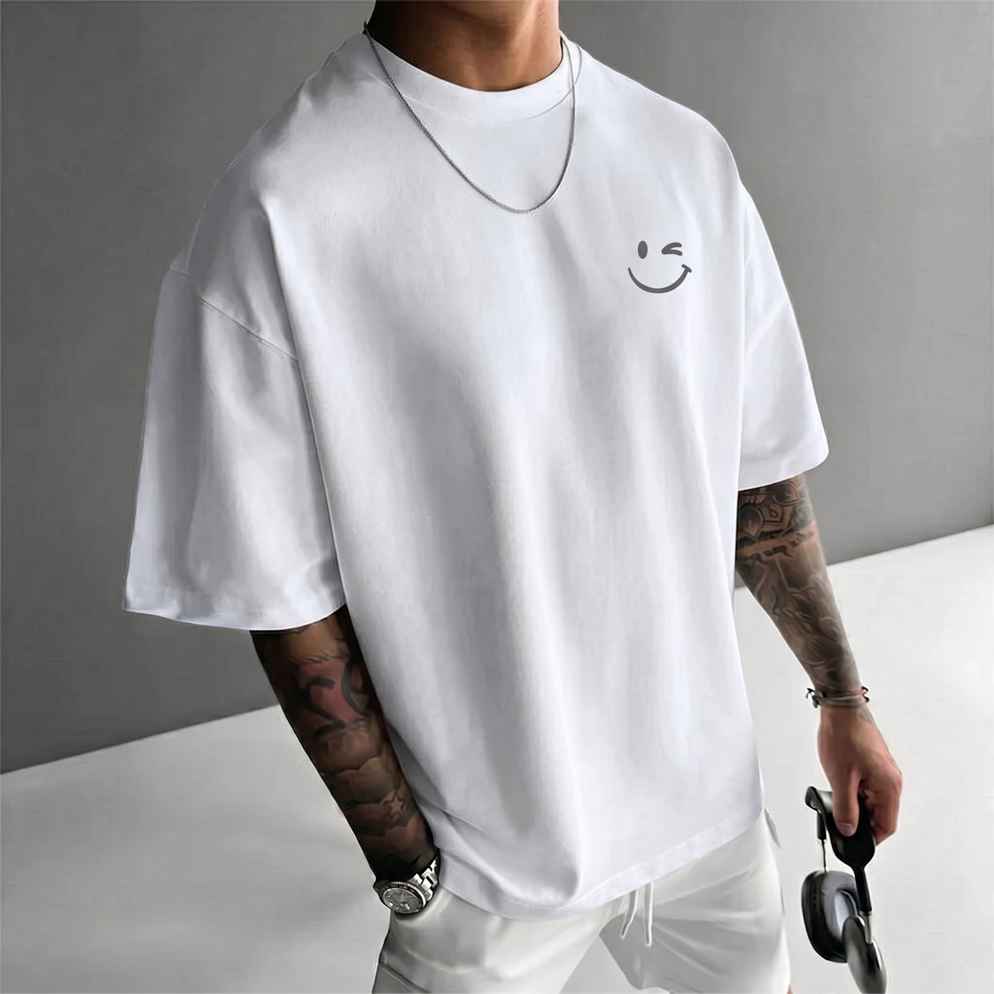 Camiseta urbana para hombre de corte holgado – algodón 100% premium, ajuste oversize casual y estampado tipográfico.