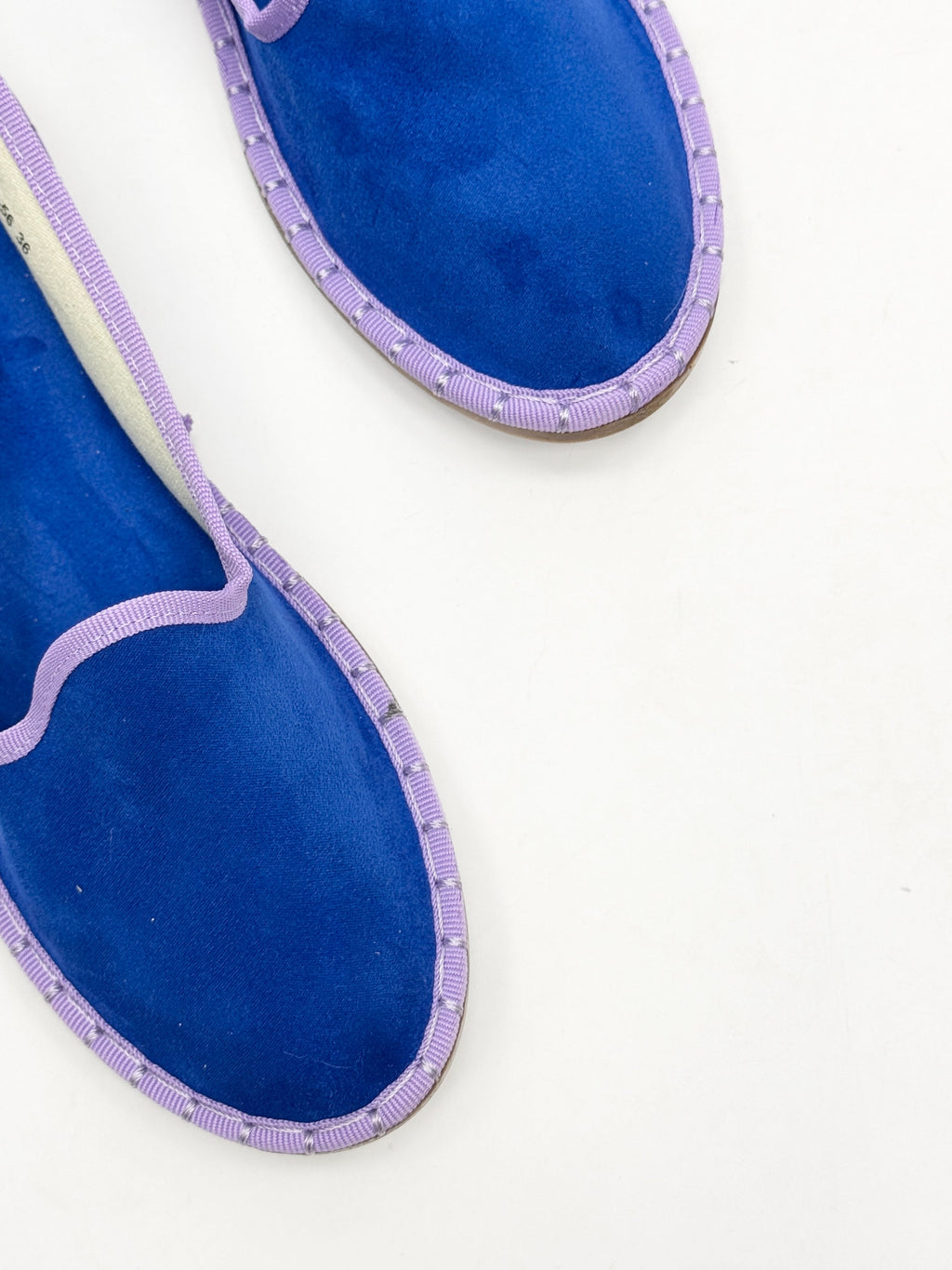 Zapatos de terciopelo con ribete