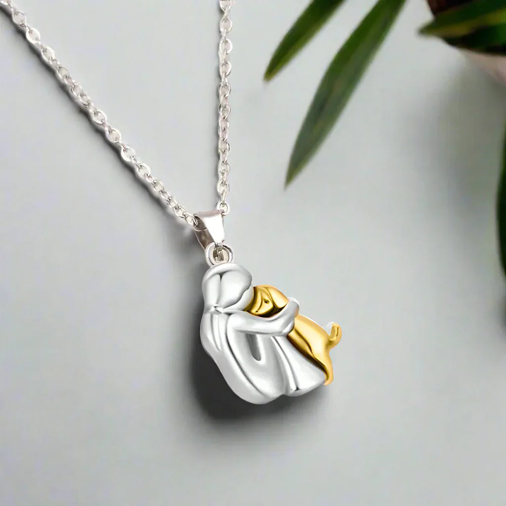 Collar con colgante de abrazo