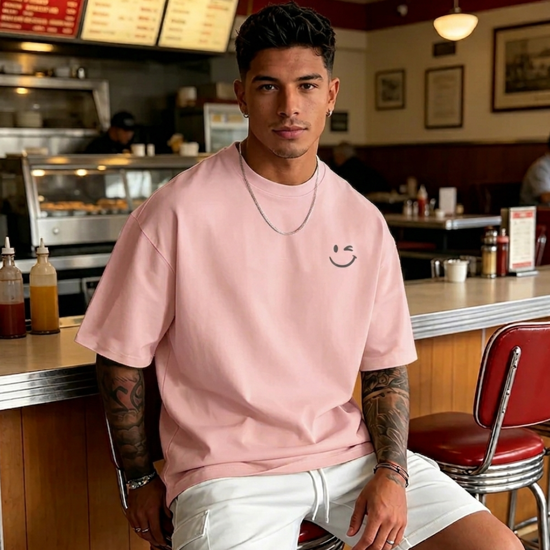Camiseta urbana para hombre de corte holgado – algodón 100% premium, ajuste oversize casual y estampado tipográfico.