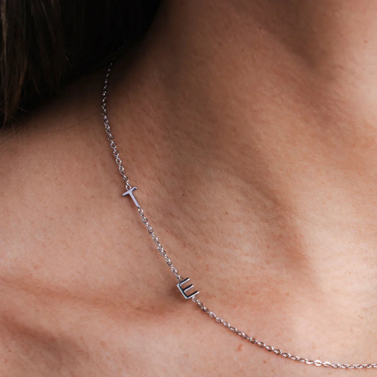 Collar personalizado con iniciales laterales