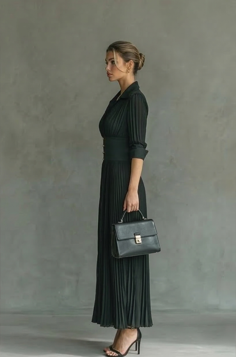 Vestido de cintura alta con pliegues y cuello en V