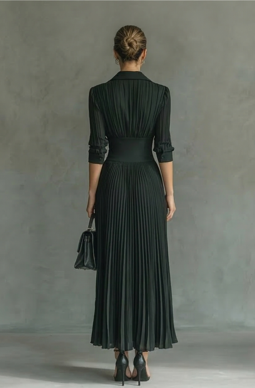 Vestido de cintura alta con pliegues y cuello en V
