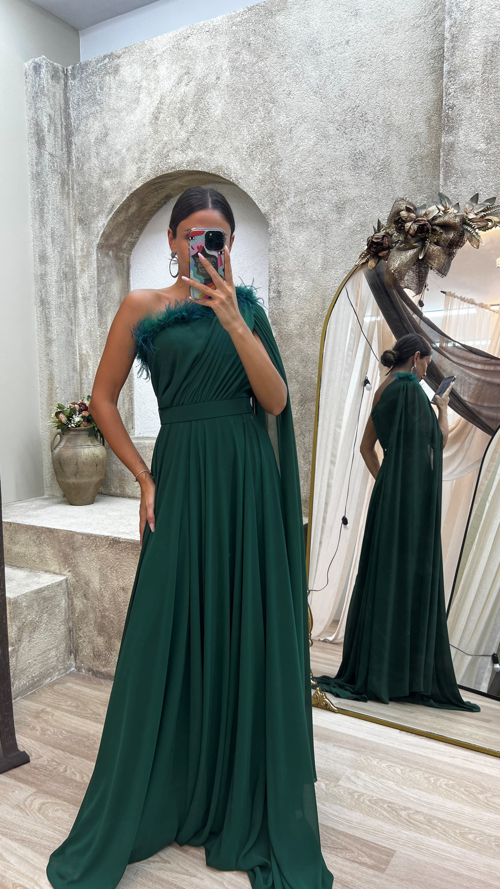 Vestido  Esmeralda: Manga única con detalle de plumas