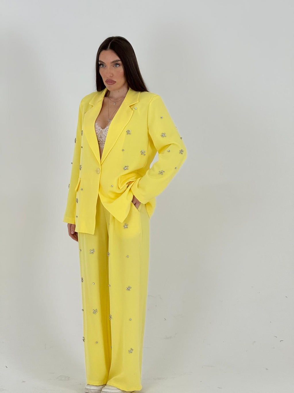 Traje Catalina - Conjunto de chaqueta y pantalón con detalles en piedra