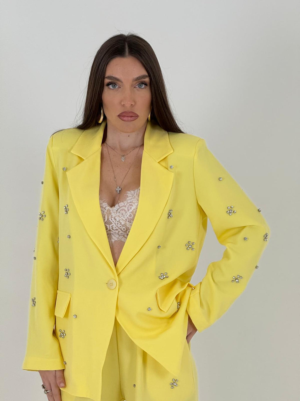 Traje Catalina - Conjunto de chaqueta y pantalón con detalles en piedra