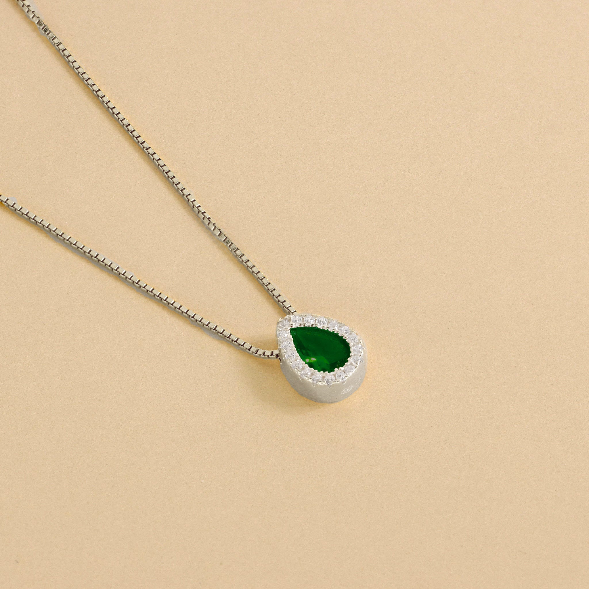 Collar con gota de circonita