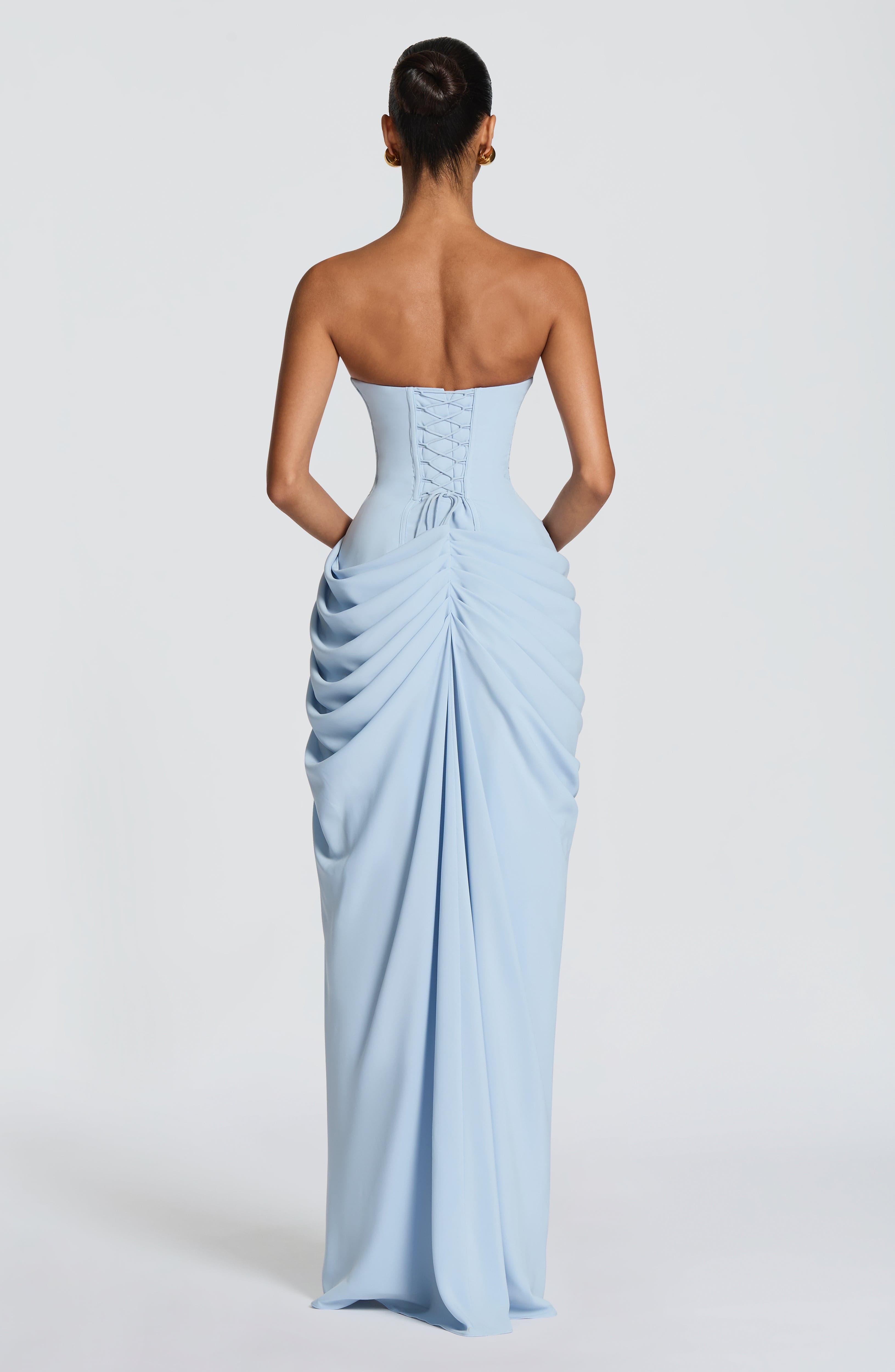 Dolores| Vestido con elegancia escultural que define tu figura