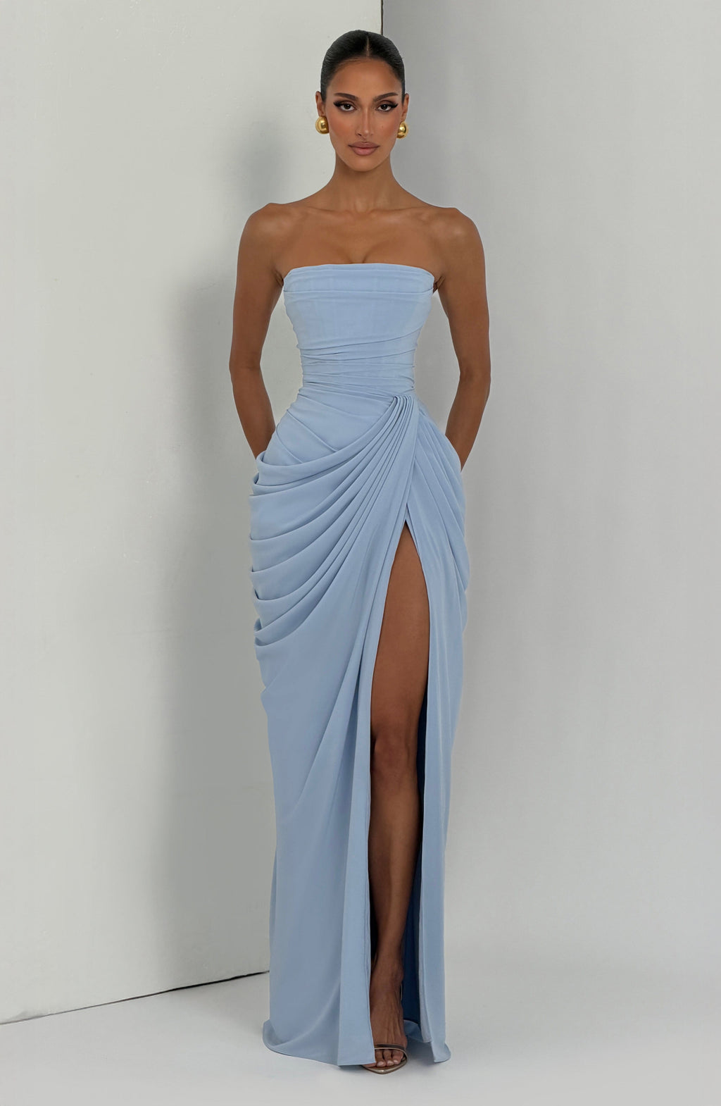 Dolores| Vestido con elegancia escultural que define tu figura