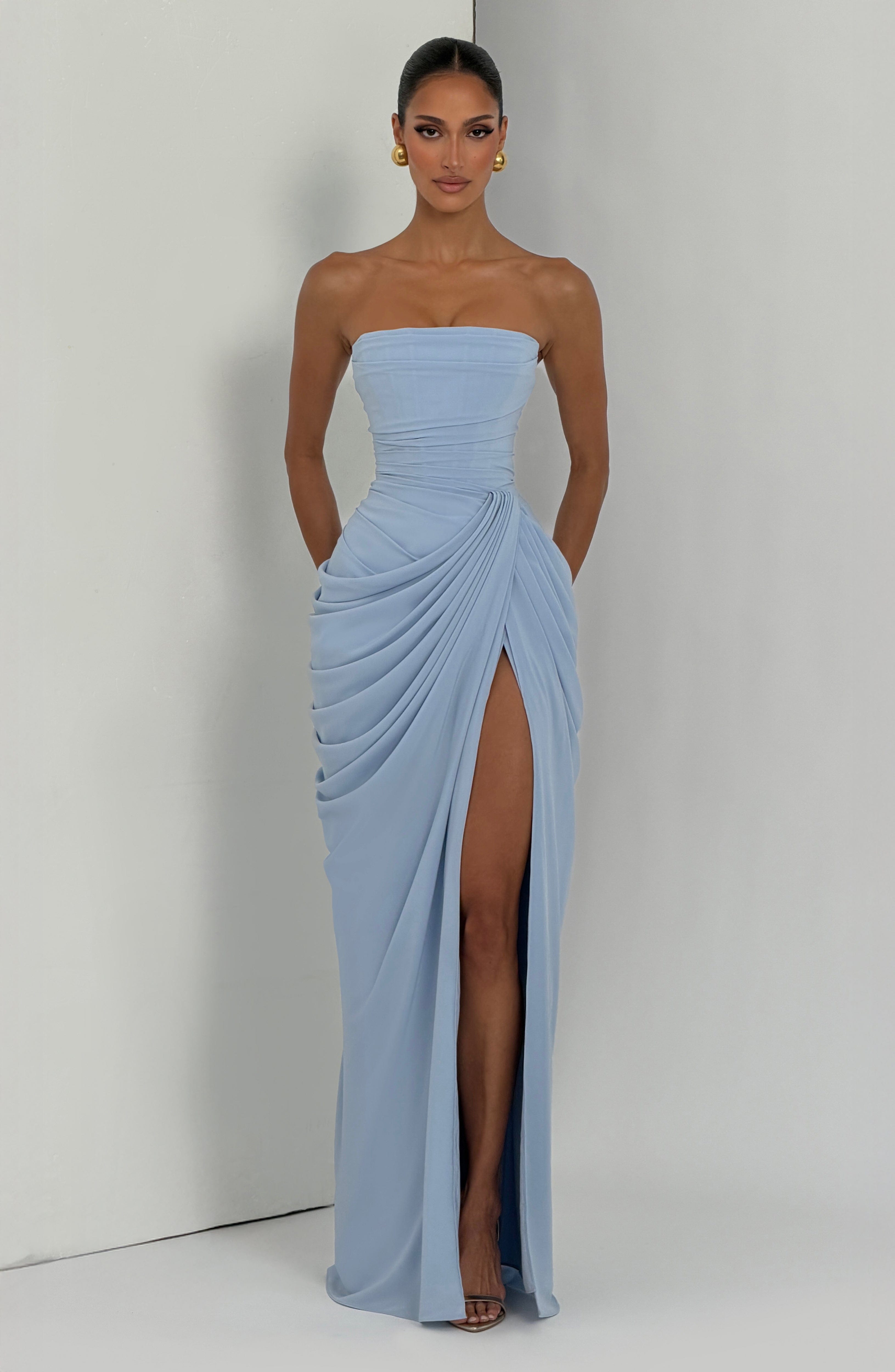 Dolores| Vestido con elegancia escultural que define tu figura