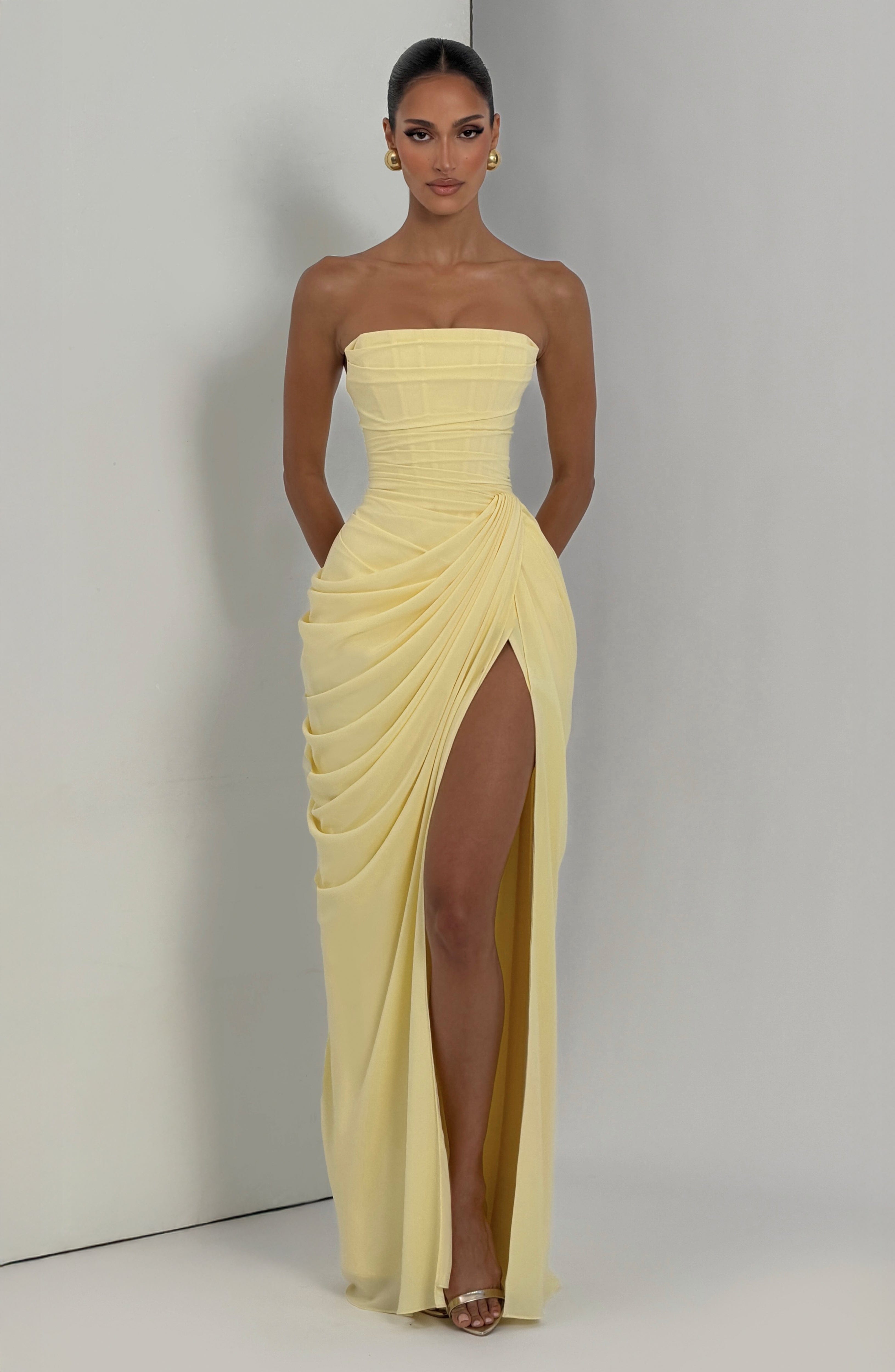 Dolores| Vestido con elegancia escultural que define tu figura