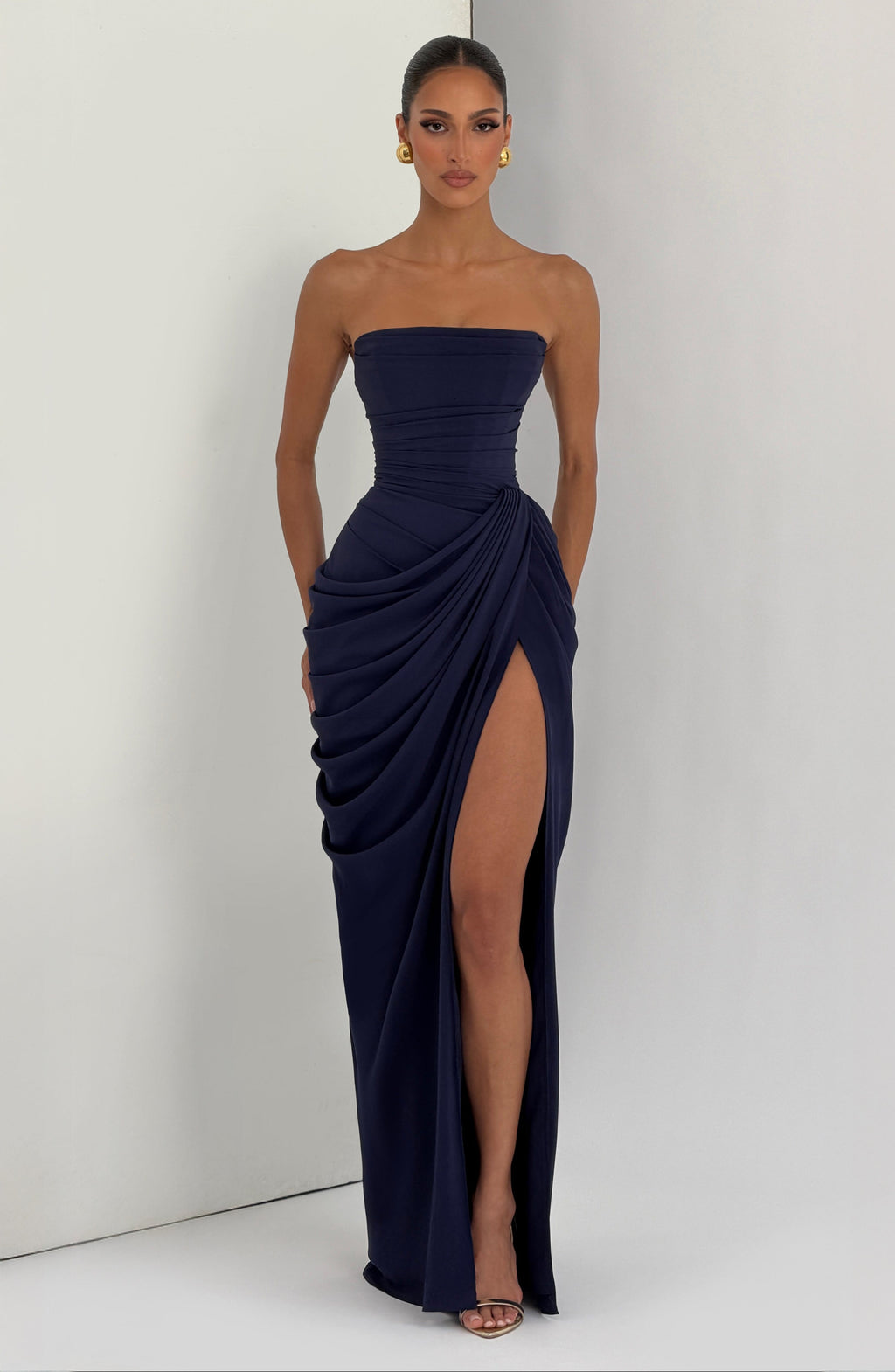 Dolores| Vestido con elegancia escultural que define tu figura