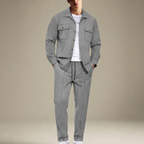 Conjunto casual: camisa de manga larga, pantalón y cárdigan.