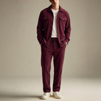 Conjunto casual: camisa de manga larga, pantalón y cárdigan.