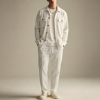 Conjunto casual: camisa de manga larga, pantalón y cárdigan.