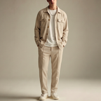 Conjunto casual: camisa de manga larga, pantalón y cárdigan.