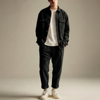 Conjunto casual: camisa de manga larga, pantalón y cárdigan.