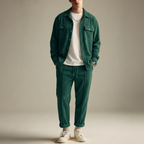 Conjunto casual: camisa de manga larga, pantalón y cárdigan.